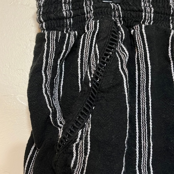 Black and White Striped Linen Shorts - Picture 3 of 4